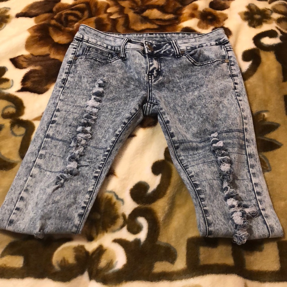 RIPPED JEANS